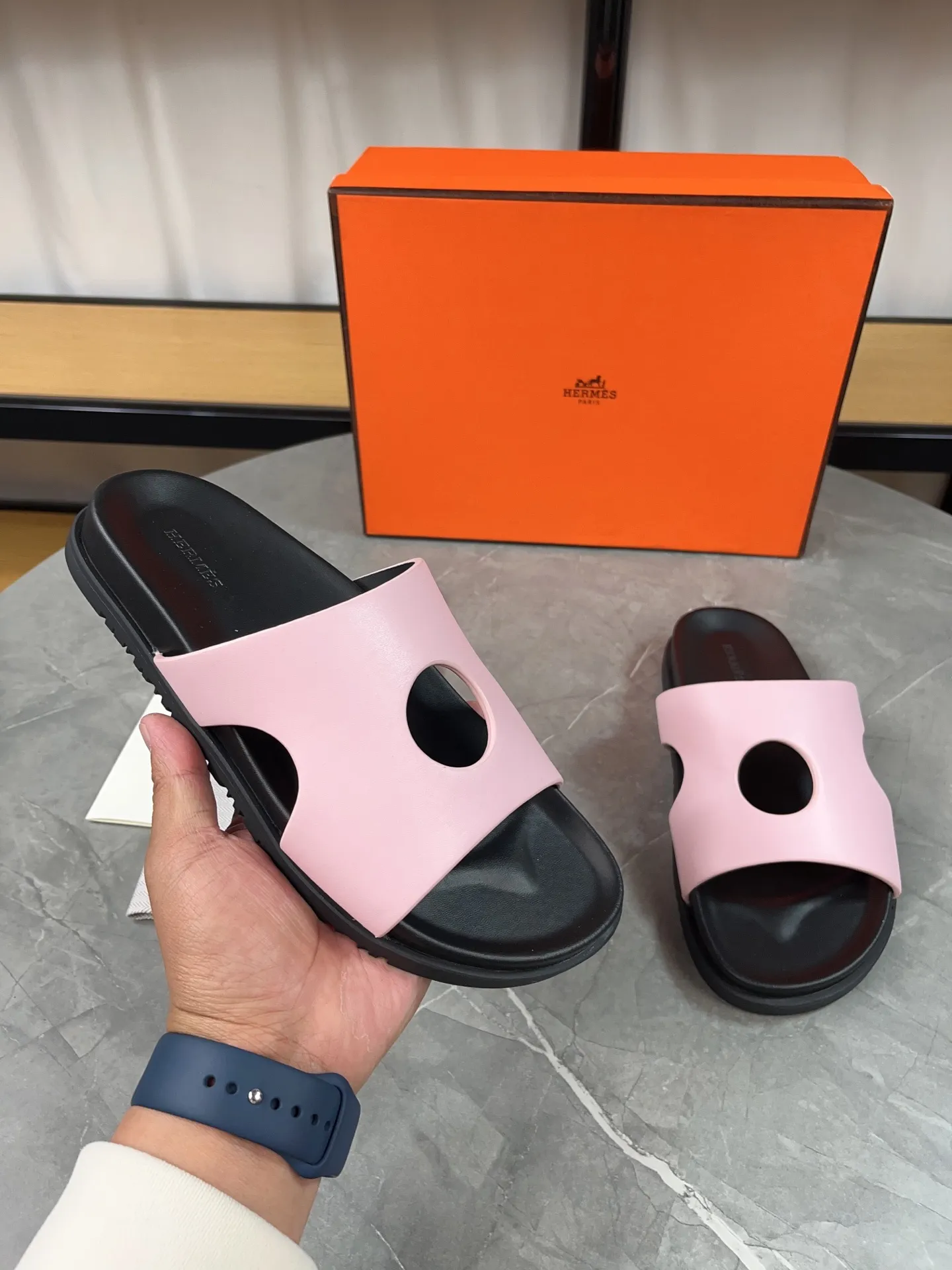 p400🐮🐮H family classic (couple style) Hermes Hermes spring and summer sandals series! Classic style, always popular slippers - sandals, great with any combination! ! ! Upper: imported PU inner lining: imported mixed sheepskin Outsole: Tpu non-slip and wear-resistant outsole Female size: 35-40 (customized at 41) Male size: 39-45 (customized at 39.45)
